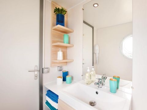 MOBILHOME 4 personnes - CONFORT + avec terrasse semi-couverte