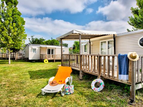 MOBILHOME 4 personnes - Confort 27m² 2 chambres + terrasse semi-couverte 18m² + TV + CLIM
