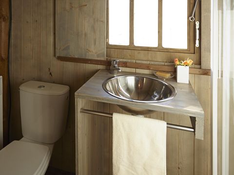 Hébergement 4 personnes - Cabane Lodge Bois sur pilotis Standard 38m² (2 chambres) dont terrasse couverte 12m² + TV 4 pers. 