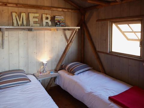 Hébergement 4 personnes - Cabane Lodge Bois sur pilotis Standard 38m² (2 chambres) dont terrasse couverte 12m² + TV 4 pers. 