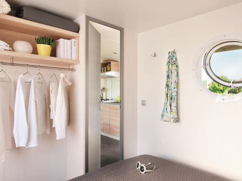 MOBILHOME 4 personnes - Standard 27 m² 2 chambres dont terrasse semi-couverte 7 m² + TV