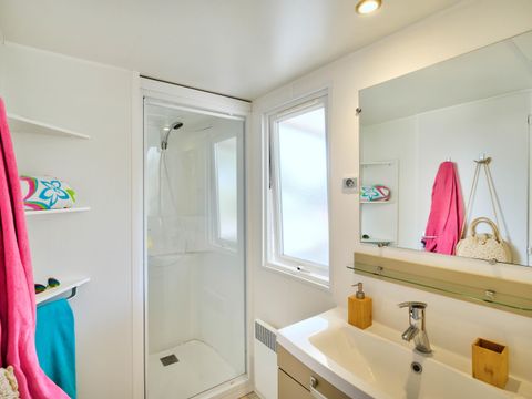 Mobilhome 4 personnes - Bois Confort 30m² - 2 chambres - Terrasse semi-couverte - TV - CLIM