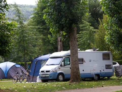 Emplacement - Forfait Confort (1 tente ou caravane ou camping-car / 1 voiture / électricité 10A)