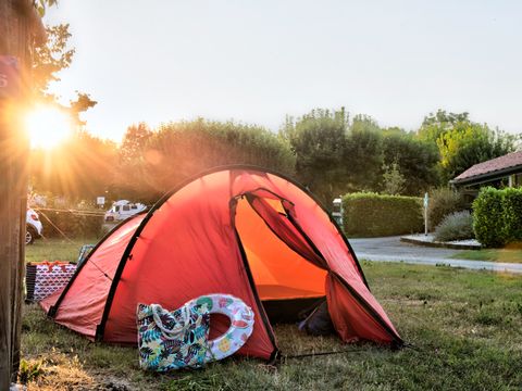 Emplacement - Forfait Confort (1 tente ou caravane ou camping-car / 1 voiture / électricité 10A)