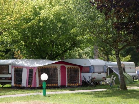 Emplacement - Forfait Confort (1 tente ou caravane ou camping-car / 1 voiture / électricité 10A)