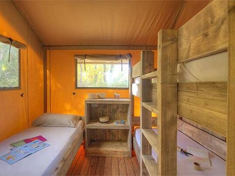 BUNGALOW 5 personnes - Tente Safari Lodge | 2 Ch. | 4/5 Pers. | Terrasse simple BUNGALOW 5 personnes - Tente Safari Lodge | 2 Ch. | 4/5 Pers. | Terrasse simple