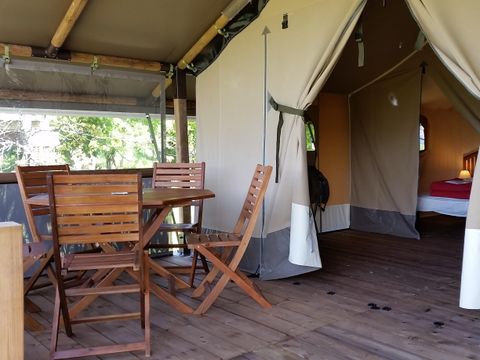 Tente en toile et en bois 5 personnes - Ecolodge toilé meublé 35 m² - 2 chambres - sans sanitaires - terrasse couverte face aux étangs