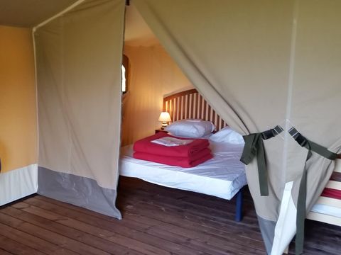 Tente en toile et en bois 5 personnes - Ecolodge toilé meublé 35 m² - 2 chambres - sans sanitaires - terrasse couverte face aux étangs