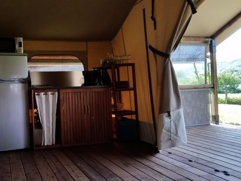 Tente en toile et en bois 5 personnes - Ecolodge toilé meublé 35 m² - 2 chambres - sans sanitaires - terrasse couverte face aux étangs