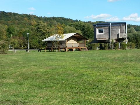 Tente en toile et en bois 5 personnes - Ecolodge toilé meublé 35 m² - 2 chambres - sans sanitaires - terrasse couverte face aux étangs