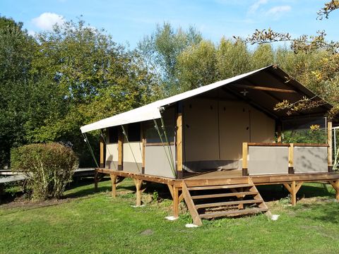 Tente en toile et en bois 5 personnes - Ecolodge toilé meublé 35 m² - 2 chambres - sans sanitaires - terrasse couverte face aux étangs