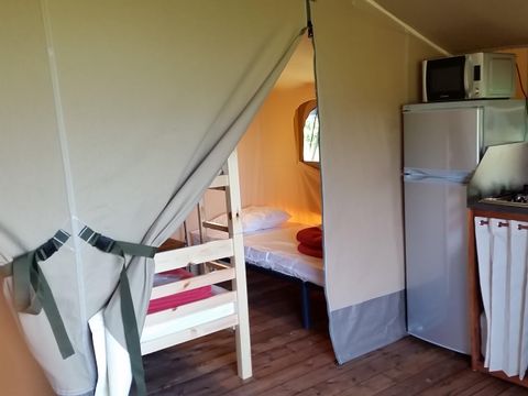 Tente en toile et en bois 5 personnes - Ecolodge toilé meublé 35 m² - 2 chambres - sans sanitaires - terrasse couverte face aux étangs