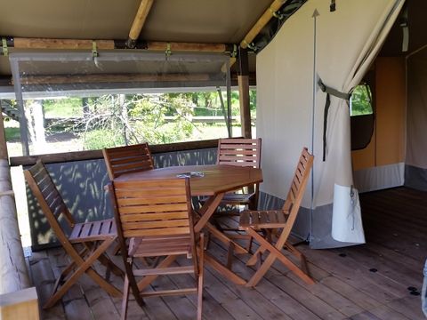 Tente en toile et en bois 5 personnes - Ecolodge toilé meublé 35 m² - 2 chambres - sans sanitaires - terrasse couverte face aux étangs