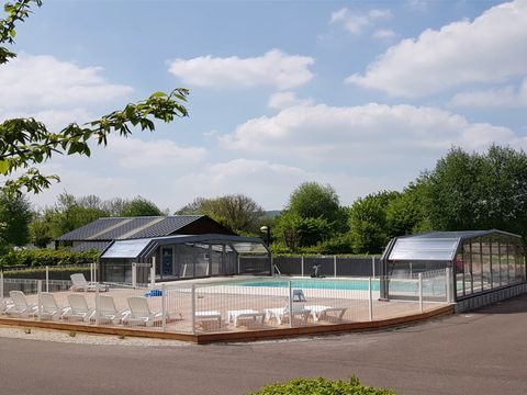 Tente en toile et en bois 4 personnes - Trappeur meublée avec cuisine et sanitaires 21m² - 2 chambres