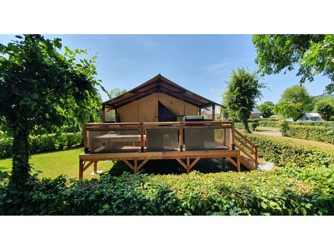 Tente en toile et en bois 5 personnes - Lodge confort meublée 32m² - sanitaires - grande terrasse couverte face aux étangs et BBQ - 2 ch