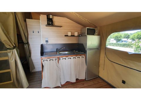 Tente en toile et en bois 5 personnes - Lodge confort meublée 32m² - sanitaires - grande terrasse couverte face aux étangs et BBQ - 2 ch