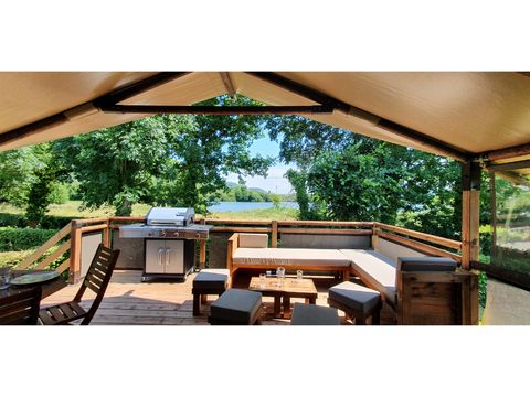 Tente en toile et en bois 5 personnes - Lodge confort meublée 32m² - sanitaires - grande terrasse couverte face aux étangs et BBQ - 2 ch
