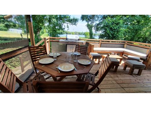 Tente en toile et en bois 5 personnes - Lodge confort meublée 32m² - sanitaires - grande terrasse couverte face aux étangs et BBQ - 2 ch