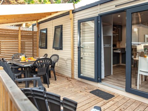 BUNGALOW 8 personnes - Mobil-home | Comfort | 4 Ch. | 8 Pers. | Terrasse surélevée | 2 SDB | Clim.