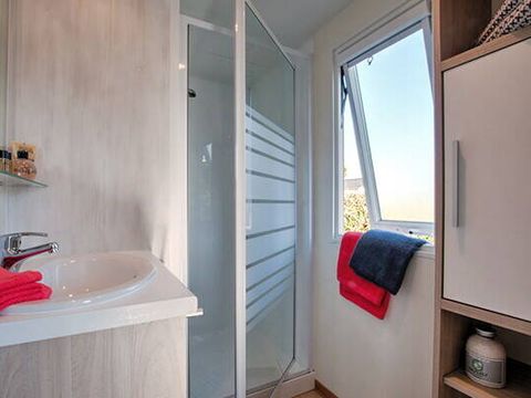 BUNGALOW 4 personnes - Mobil-home | Comfort | 2 Ch. | 4 Pers. | Terrasse surélevée non couverte | 1 SDB | TV