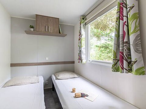 BUNGALOW 4 personnes - Mobil-home | Comfort | 2 Ch. | 4 Pers. | Terrasse surélevée non couverte | 1 SDB | TV