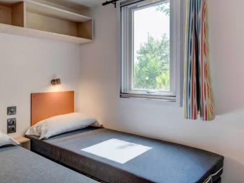 MOBILHOME 8 personnes - Mobil-home | Comfort | 4 Ch. | 8 Pers. | Terrasse surélevée | 2 SDB | Clim. | TV