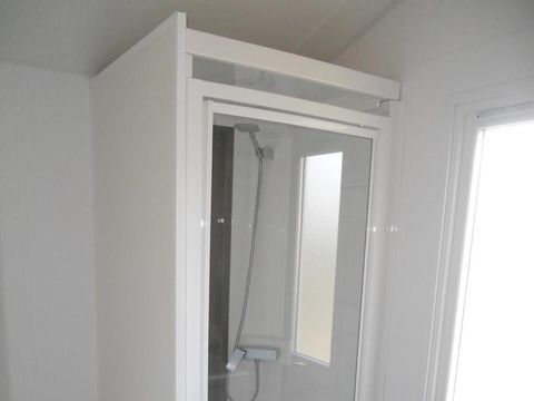 MOBILHOME 2 personnes - Mobil-home Confort 18m² (1 chambre) + TV + terrasse semi couverte 2 pers.