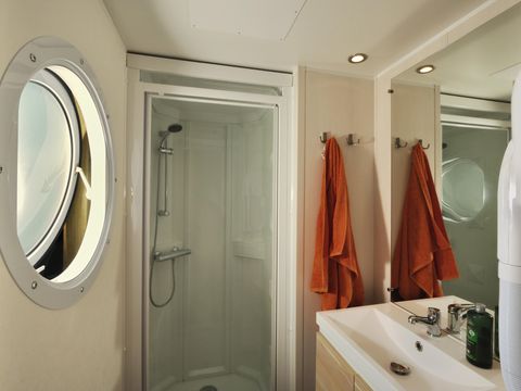 MOBILHOME 4 personnes - Mobil-home Confort 29m² (2 chambres) + TV + terrasse semi-couverte 18m² 4 pers. 