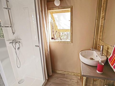 TENTE TOILE ET BOIS 5 personnes - Sweetflower Confort 43m² (2 chambres) + TV + draps + serviettes + terrasse semi-couverte de 11m² 4/5 pers.