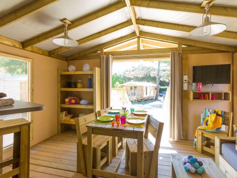TENTE TOILE ET BOIS 5 personnes - Sweetflower Confort 43m² (2 chambres) + TV + draps + serviettes + terrasse semi-couverte de 11m² 4/5 pers.