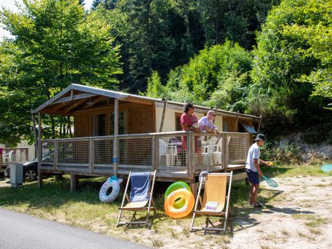 Tente en toile et en bois 5 personnes - Sweetflower Confort 43m² (2 chambres) + TV + draps + serviettes + terrasse semi-couverte de 11m² 4/5 pers.