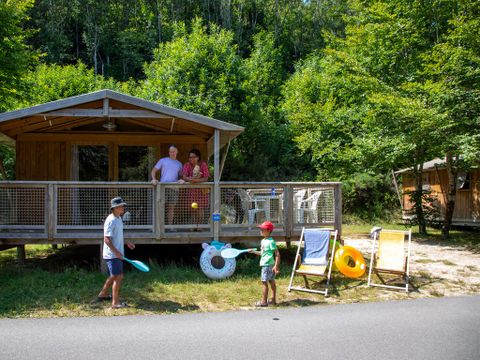 Tente en toile et en bois 5 personnes - Sweetflower Confort 43m² (2 chambres) + TV + draps + serviettes + terrasse semi-couverte de 11m² 4/5 pers.