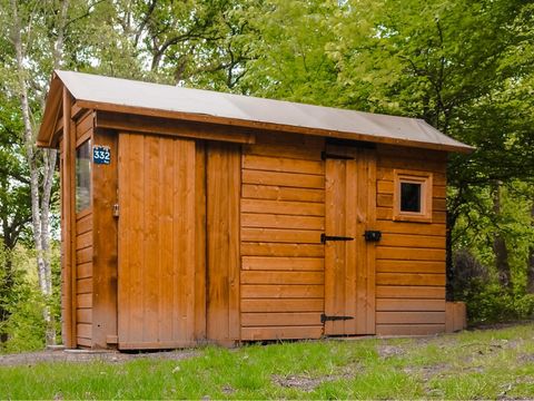 Emplacement - Forfait Premium : emplacement 10A équipé d'une Freecamp (cabane avec sanitaires)