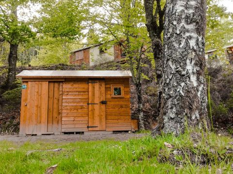 Emplacement - Forfait Premium : emplacement 10A équipé d'une Freecamp (cabane avec sanitaires)