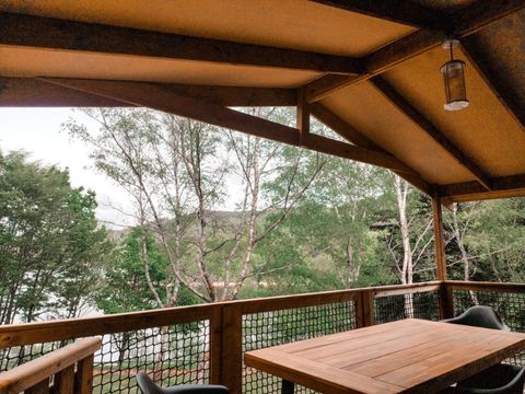 CHALET 4 personnes - Lodge VIP Premium 34m² - vue sur lac (2 chambres) + TV + draps + serviettes + terrasse couverte 11m²