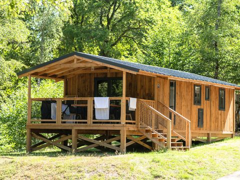 CHALET 5 personnes - Lodge VIP Premium 34m² - vue sur lac (2 chambres) + TV + draps + serviettes + terrasse couverte 11m² 4/5 pers.