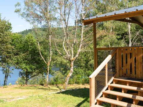 CHALET 5 personnes - Lodge VIP Premium 34m² - vue sur lac (2 chambres) + TV + draps + serviettes + terrasse couverte 11m² 4/5 pers.