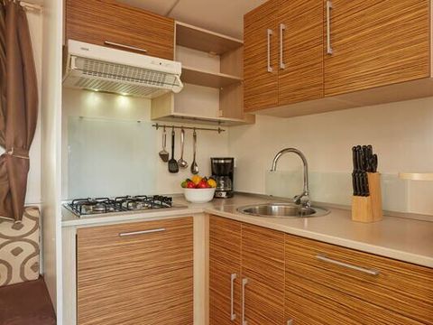 BUNGALOW 4 personnes - Mobil-home | Classic | 2 Ch. | 4 Pers. | Terrasse surélevée | 2 SDB | Clim. | TV