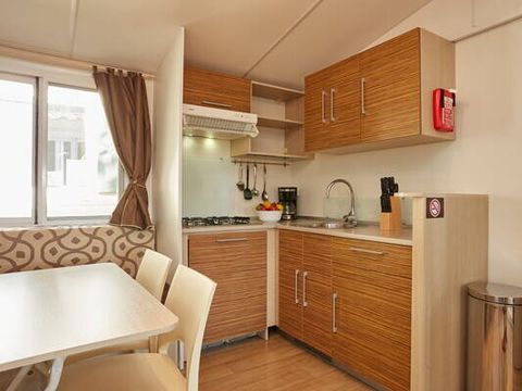 BUNGALOW 4 personnes - Mobil-home | Classic | 2 Ch. | 4 Pers. | Terrasse surélevée | 2 SDB | Clim. | TV