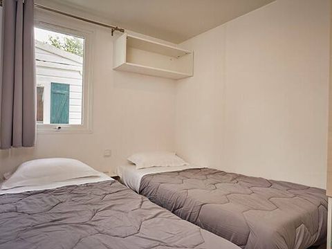 BUNGALOW 4 personnes - Mobil-home | Comfort | 2 Ch. | 4 Pers. | Terrasse surélevée | 2 SDB | Clim. | TV