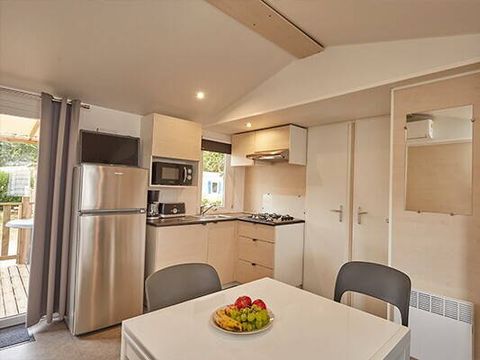 BUNGALOW 4 personnes - Mobil-home | Comfort | 2 Ch. | 4 Pers. | Terrasse surélevée | 2 SDB | Clim. | TV