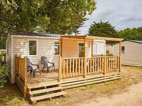 BUNGALOW 4 personnes - Mobil-home | Comfort | 2 Ch. | 4 Pers. | Terrasse surélevée | 2 SDB | Clim. | TV