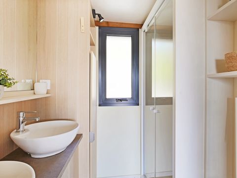 MOBILHOME 7 personnes - Gamme FAMILY Chalet PORTLAND- Grande baie vitrée pour accéder à la terrasse : luminosité garantie!