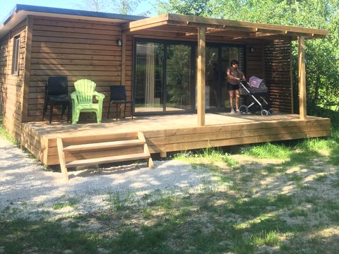 MOBILHOME 7 personnes - Gamme FAMILY Chalet PORTLAND- Grande baie vitrée pour accéder à la terrasse : luminosité garantie!