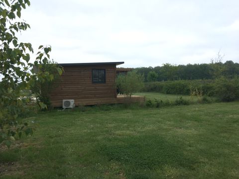 MOBILHOME 7 personnes - Gamme FAMILY Chalet PORTLAND- Grande baie vitrée pour accéder à la terrasse : luminosité garantie!