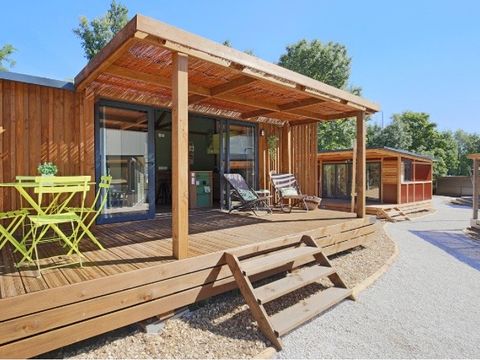 MOBILHOME 7 personnes - Gamme FAMILY Chalet PORTLAND- Grande baie vitrée pour accéder à la terrasse : luminosité garantie!