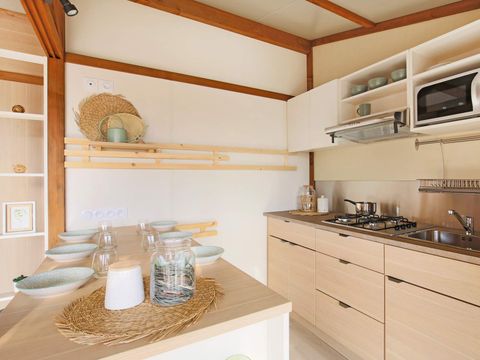 MOBILHOME 7 personnes - Gamme FAMILY Chalet PORTLAND- Grande baie vitrée pour accéder à la terrasse : luminosité garantie!