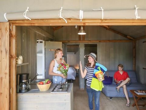 TENTE TOILE ET BOIS 4 personnes - Cabane Lodge Bois sur pilotis STANDARD 38m² (2 chambres) dont terrasse couverte de 8m²