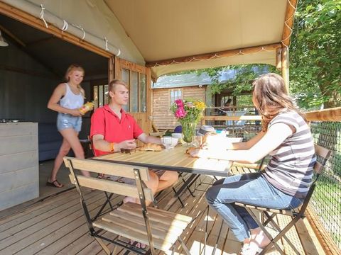 TENTE TOILE ET BOIS 4 personnes - Cabane Lodge Bois sur pilotis STANDARD 38m² (2 chambres) dont terrasse couverte de 8m²
