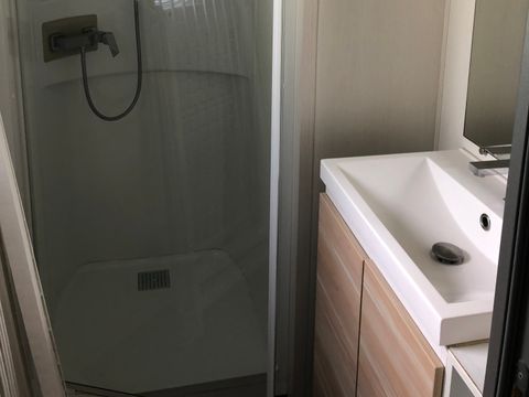 Mobilhome 6 personnes - Mobil home Confort 29m² - 3 chambres + terrasse semi-couverte + TV 6 pers